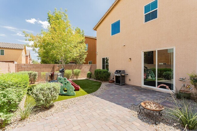 Building Photo - Exquisite 5 bedroom 4 bathroom home with fresh paint and new carpet waiting for you!