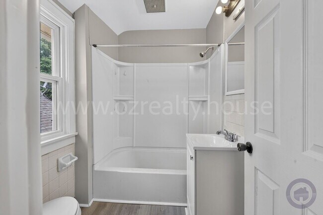 Building Photo - 2034 Berkshire Pl