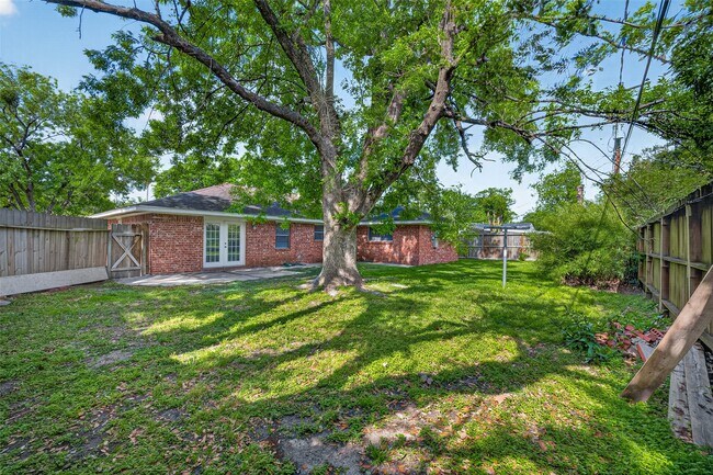 Building Photo - 9667 Meadowvale Dr