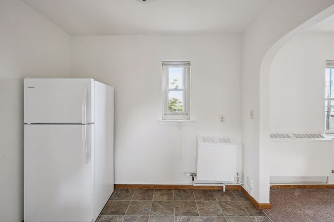 Building Photo - Spacious Top-Floor 1BR on Beautiful Iris P...