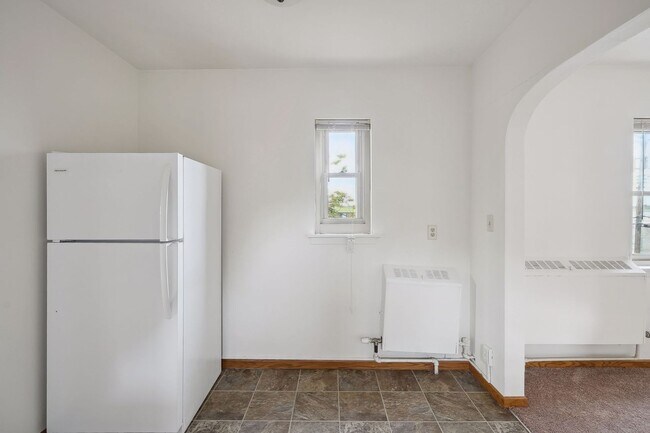 Building Photo - Spacious Top-Floor 1BR on Beautiful Iris Park!