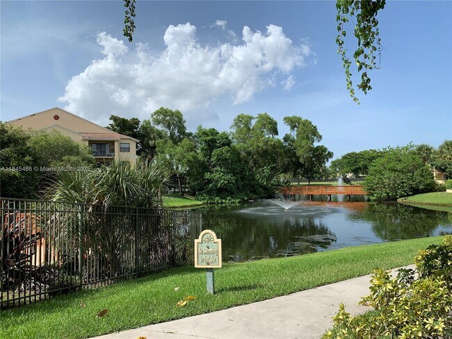 Building Photo - 9999 Summerbreeze Dr