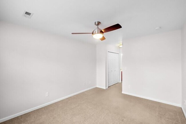 Building Photo - Master-on-Main End-Unit Townhome in Back Creek Villages!