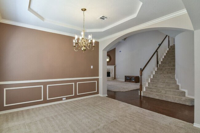Building Photo - Large Mansfield High Home Centrally Located