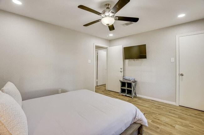 Building Photo - 8020 Botany Ln