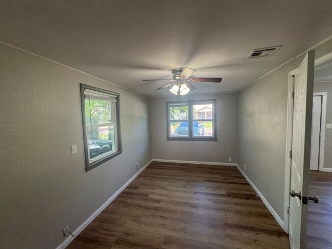 Building Photo - $895 - 3 bed 1 bath - Single Family Home