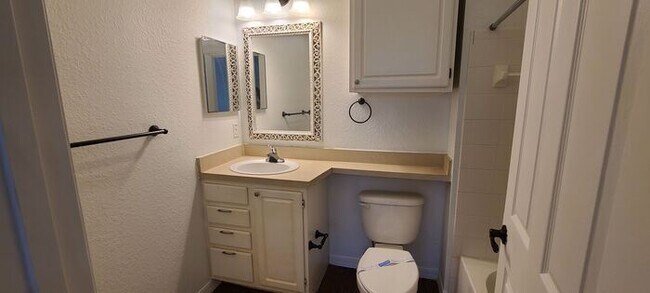 Building Photo - Spacious 2-Bed, 2-Bath Condo with Water Vi...