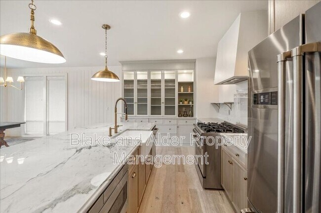 Building Photo - 496 NW Cascade Mountain Dr