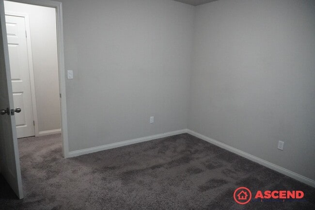 Building Photo - Stunning Home Off of Taft Highway and South H Street!