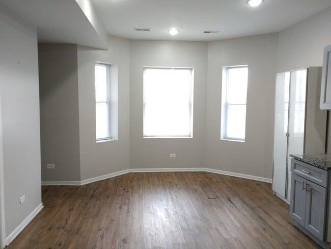 Building Photo - 6219 S Rhodes Ave