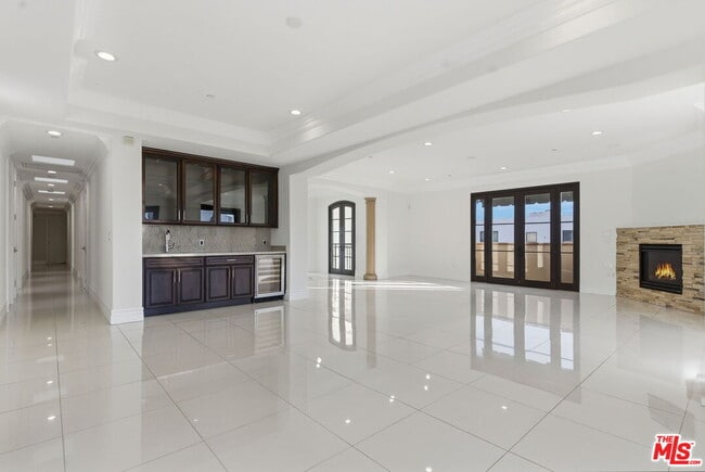 Building Photo - 462 S Maple Dr