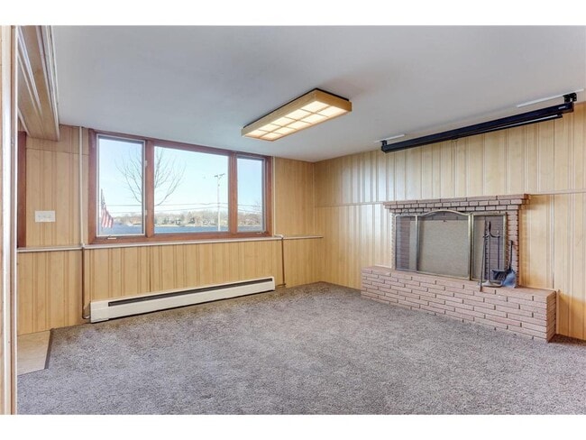 Building Photo - 2331 W Medicine Lake Dr