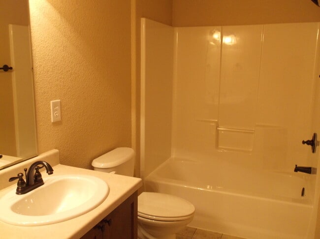 Building Photo - 3 BEDROOM, 2.5 BATH, 2 CAR ATTACHED GARAGE TOWNHOUSE