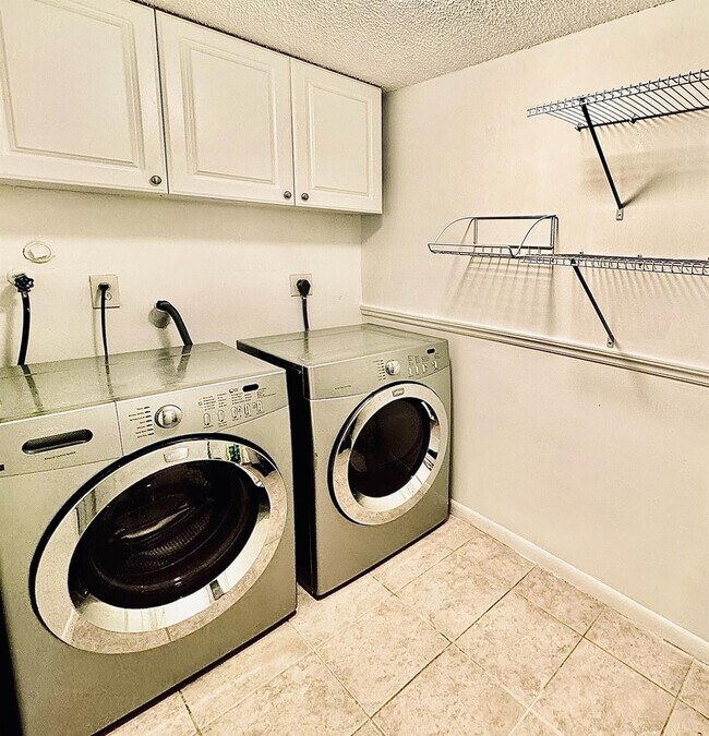 Building Photo - 2121 SW 82nd Ave