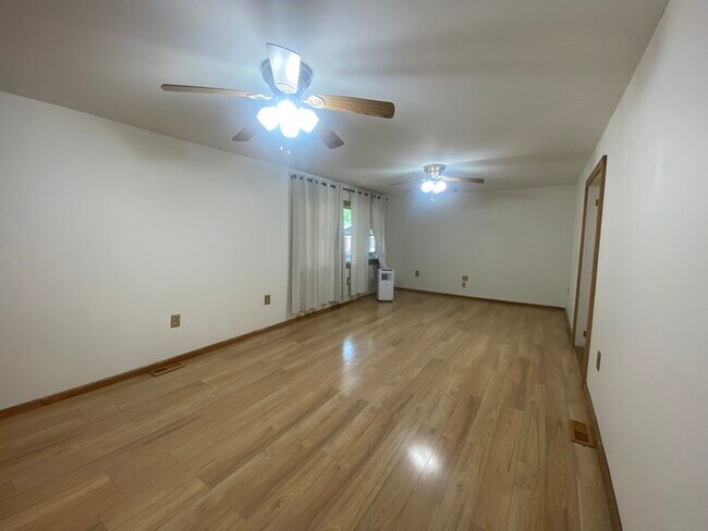 Building Photo - Secluded 4 bedrooms 3 baths with 2 car garage and fenced in yard in the town of Rutland for rent!