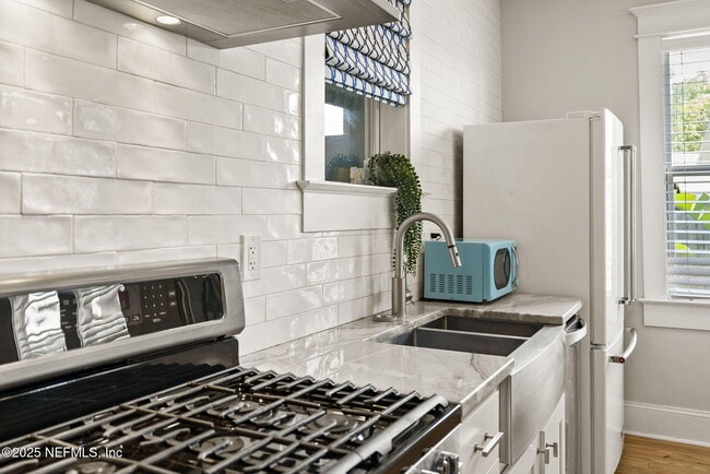 Building Photo - 206 Cabeza St