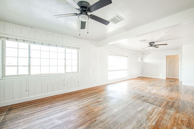 Building Photo - Adorable 3 BR 1 BA Home In A Well Desired Clovis Neighborhood - **SPECIAL-HALF OFF SECOND MONTH R...