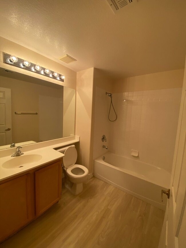 Building Photo - NW Near Majestic Park. 1ST FLOOR 2 BED, 2 BATH CONDO, GATED COMMUNITY