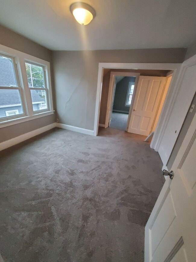 Building Photo - 4 Bedroom single family