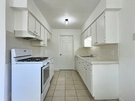 Building Photo - 1543 E 66th Plz