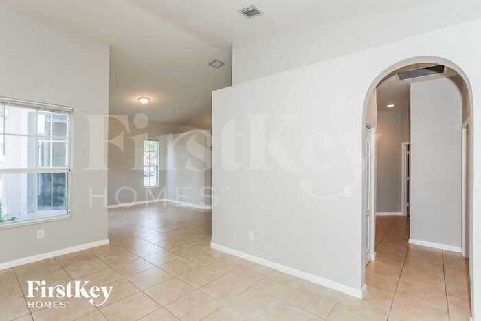 Building Photo - 1700 NE 37th Pl