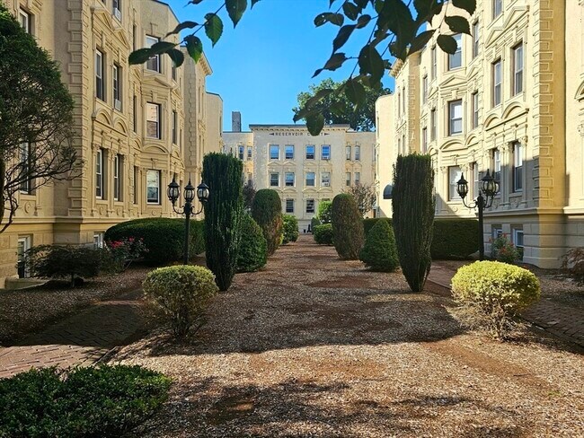 Building Photo - 1865 Beacon St