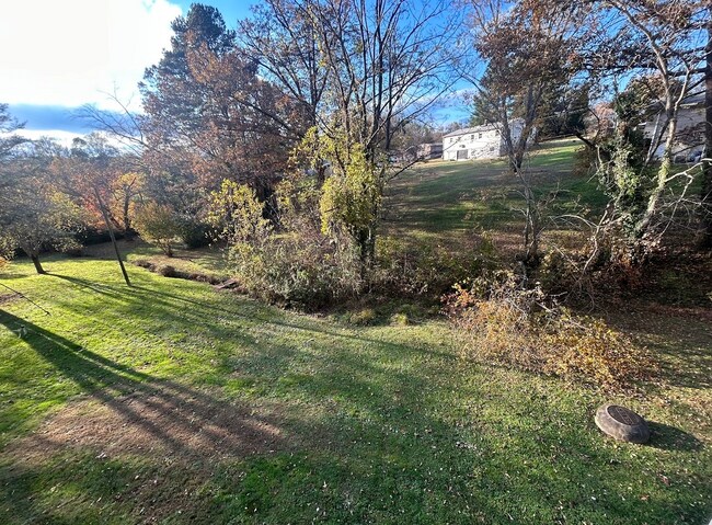 Building Photo - 44 Maple Ave