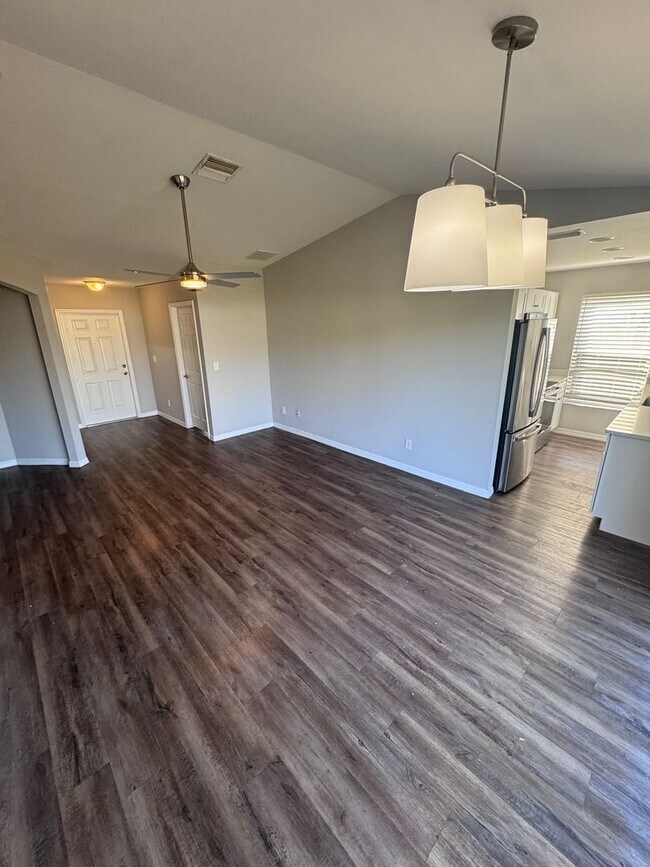 Building Photo - 338 Harold Ave S