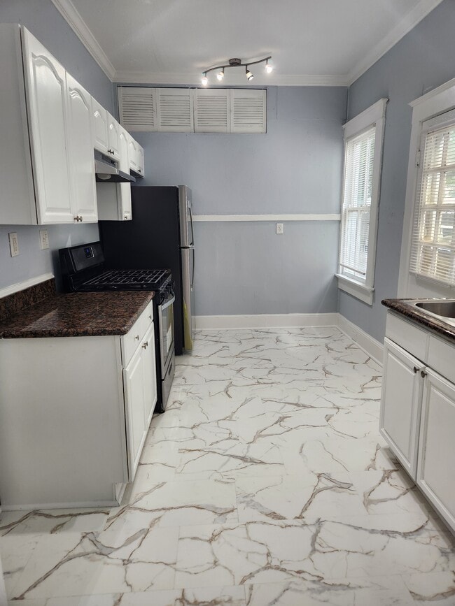 Building Photo - 6 Fontainebleau Dr