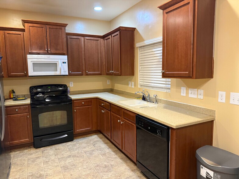 Building Photo - Room in House on Genlee Dr