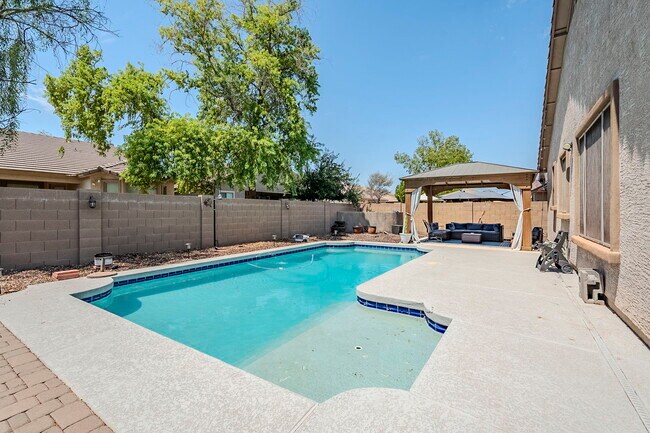 Building Photo - 2407 W Fawn Dr