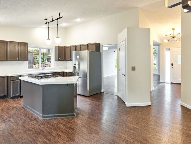 Building Photo - 3 bed, 2 bath single-level home in South Salem