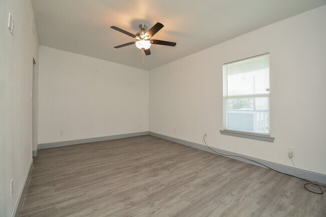 Building Photo - 5018 Avenue M 1/2