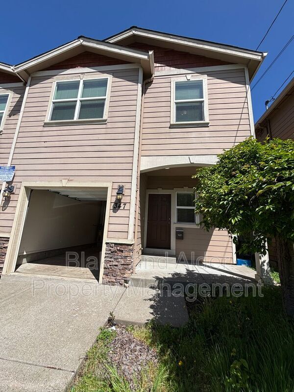 Building Photo - 347 Norway St NE