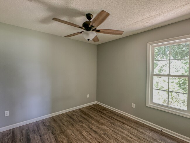 Building Photo - 1206 Lynn Terrace