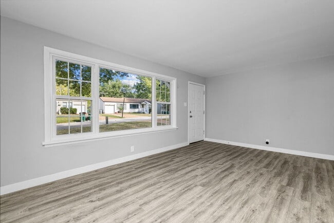 Building Photo - 1122 Roxton Dr