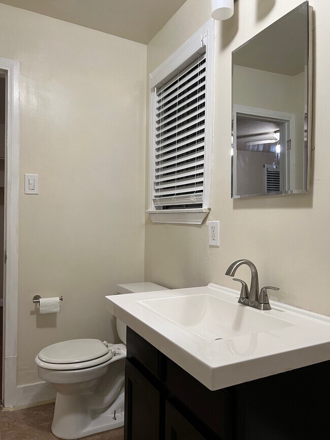 Building Photo - 2556 W Ramona Rd