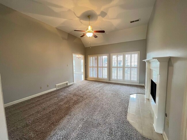 Building Photo - 8570 Meadow Green Dr