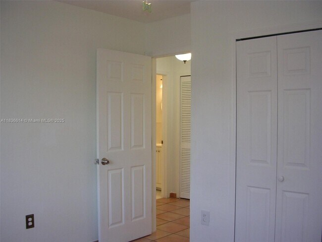 Building Photo - 14765 Kendale Lakes Blvd
