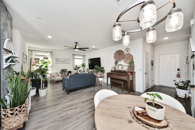 Building Photo - 25928 Chicory Dr