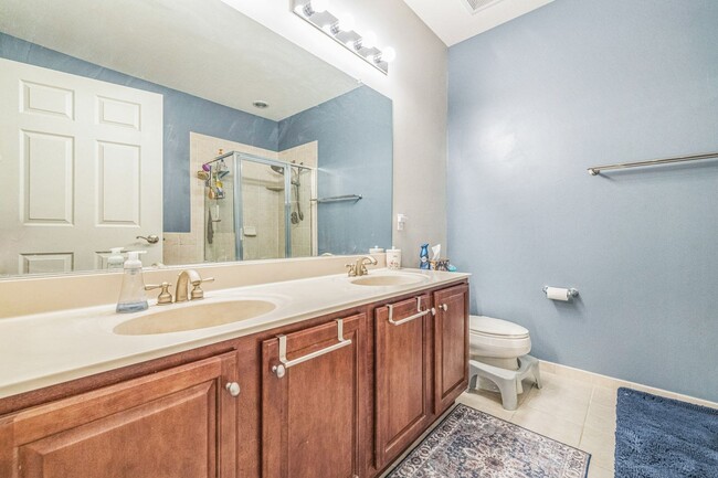 Building Photo - Beautiful 2 Bedroom, 2 Bath Condo In The H...