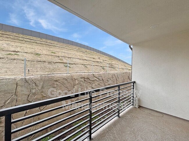 Building Photo - 820 Makani St