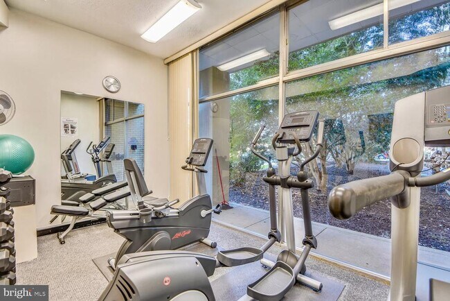 Building Photo - 6631 Wakefield Dr