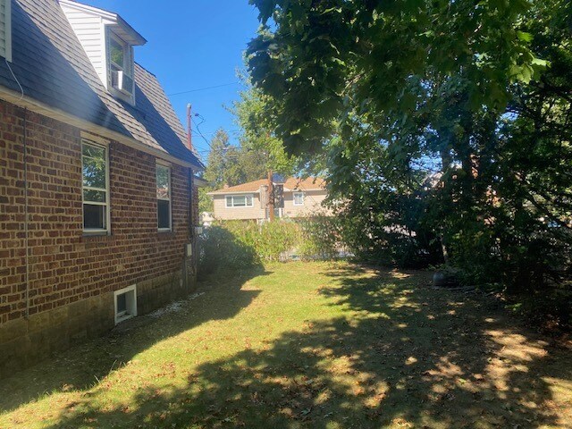 Side yard - 346 Pine St