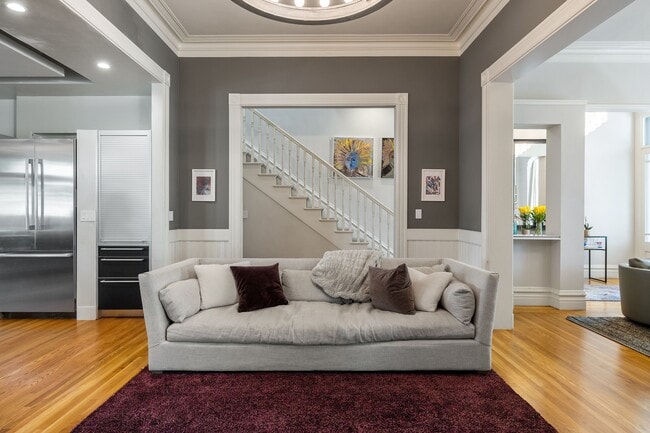 Building Photo - 2866 Pine St