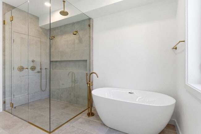 Building Photo - 82 Louise Rd