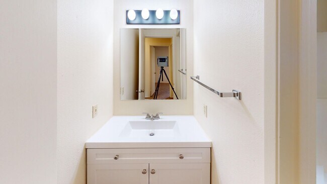 Building Photo - Charming Condo in the Heart of Oak Harbor!...