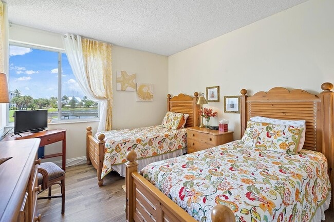 Building Photo - 353 S US Hwy 1