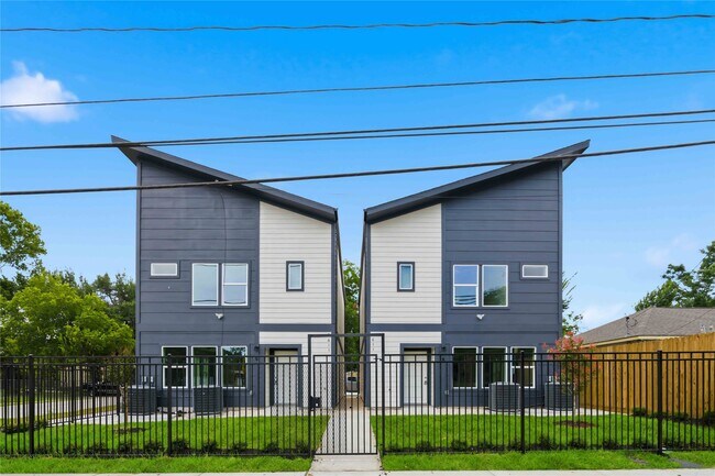 Building Photo - 7611 Lawn St