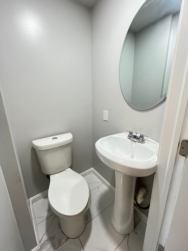 Building Photo - West Baltimore 4 Bedroom 1.5 Bathroom Town...